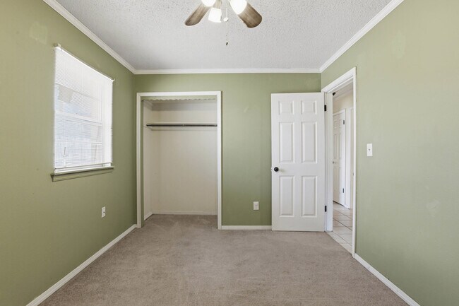 Building Photo - 1328 Hazelwood Dr