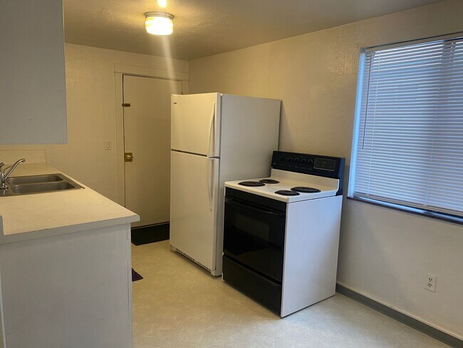 Building Photo - 523- 525  Markeson St