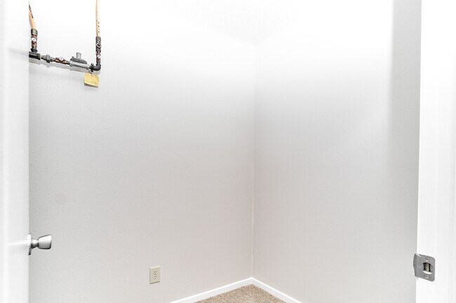 Building Photo - 3 BD + Loft in HSE Schools!