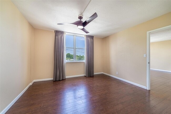 Building Photo - 1050 SE 15th St