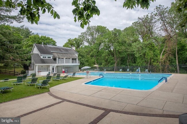 Building Photo - 1750 Oakwood Terrace