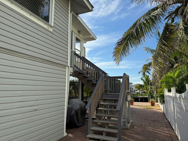 Building Photo - FT Myers Beach Amazing pool home