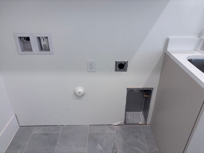 Building Photo - Luxury Living Near Sand Hollow – Spacious Home with RV Garage & Pool!