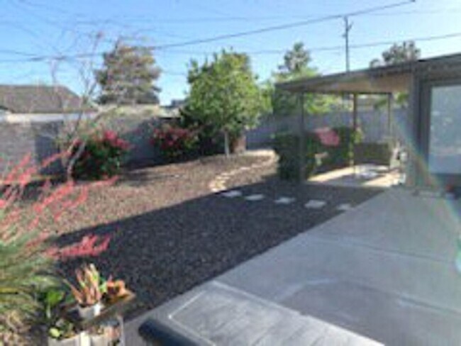 Building Photo - 4247 E Montecito Ave