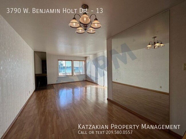 Building Photo - Downstairs Lakefront 2-Bedroom 2-Bath Nort...