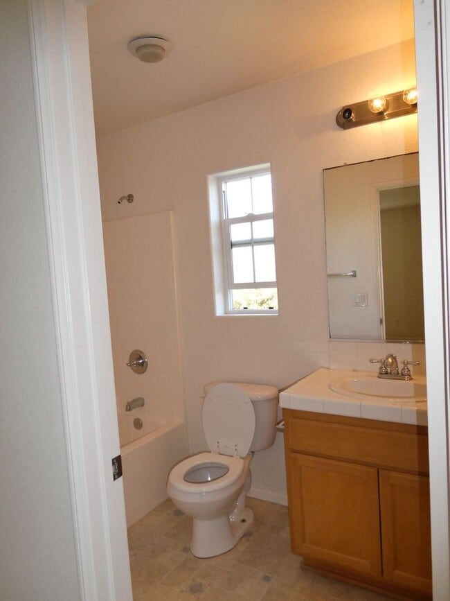 Building Photo - Autumn Glenn Large Two Story Home Near Sho...