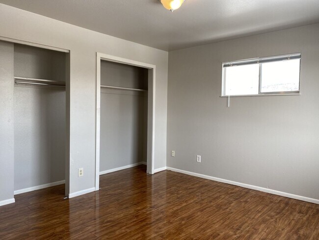 Building Photo - Cozy 3 Bed/1.5 Bath Duplex with Fenced Yard and 1 Car Garage