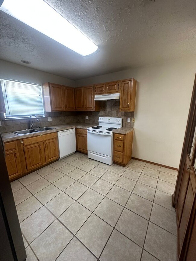 Building Photo - 3 Bedroom 2 Bath Home!