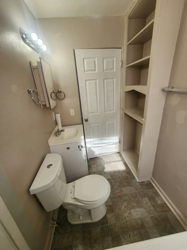 Building Photo - 1250 Estelle St