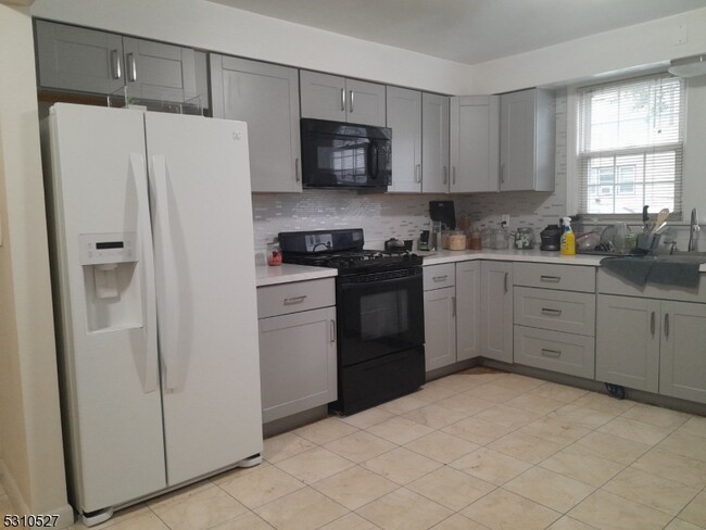 Building Photo - 48 Hobart Pl