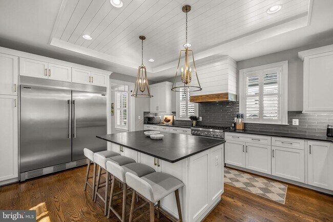 Building Photo - 323 S West St