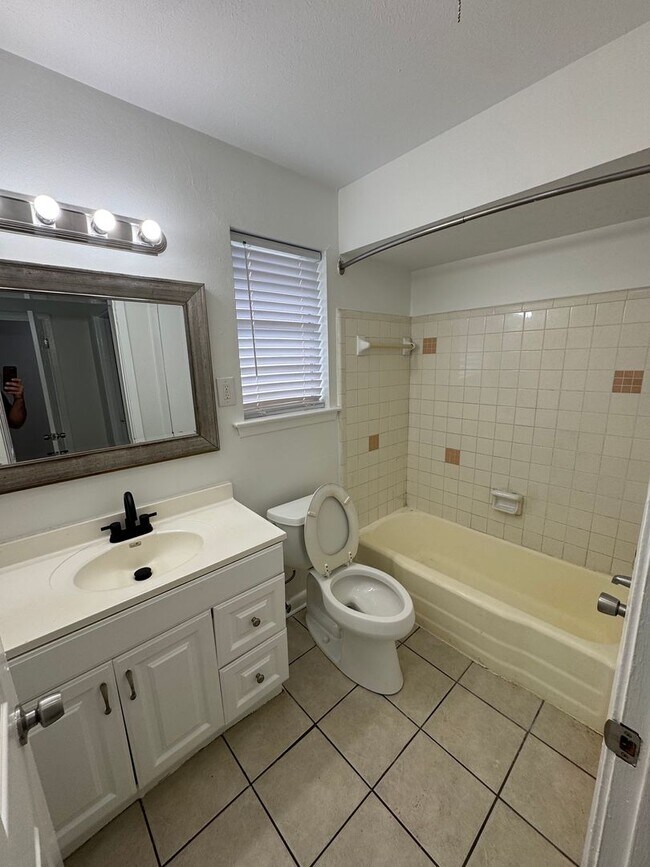 Building Photo - 6467 Park Manor Dr