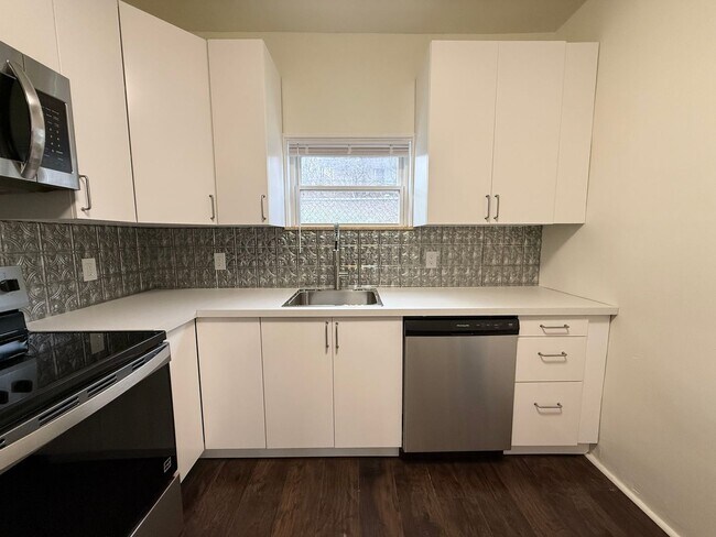 Building Photo - Updated 2BR townhouse with office now available!