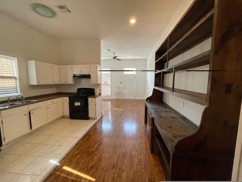 Building Photo - 4810 Annunciation St