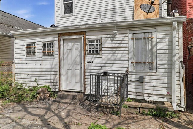 Building Photo - Freshly Renovated 4 Bedroom Home
