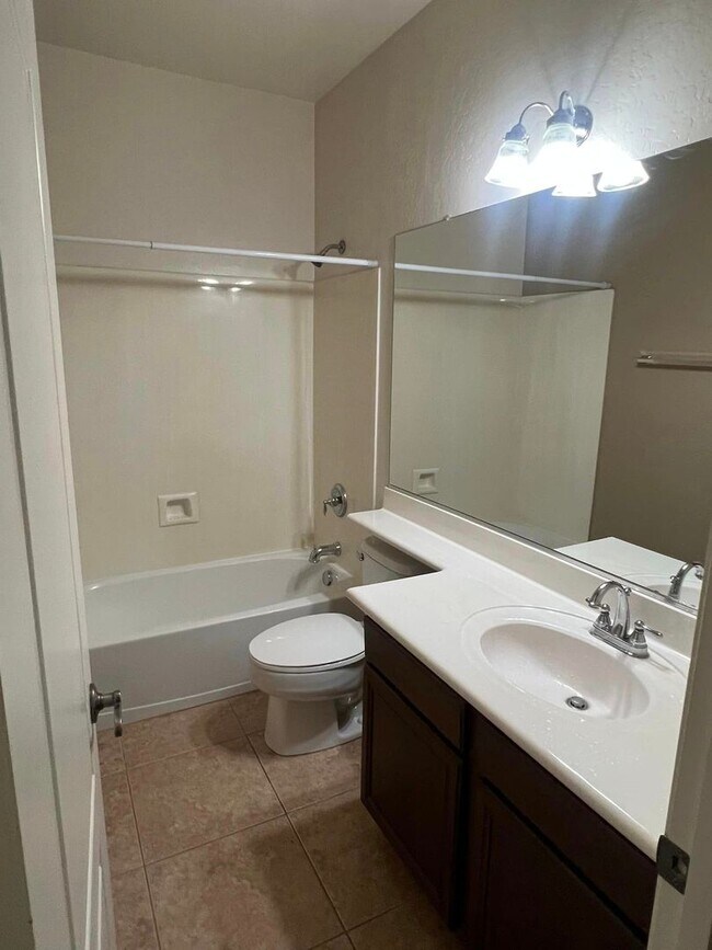 Building Photo - 4-bedroom and loft in the Willows with com...