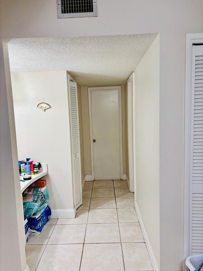 Building Photo - 2900 N Palm Aire Dr