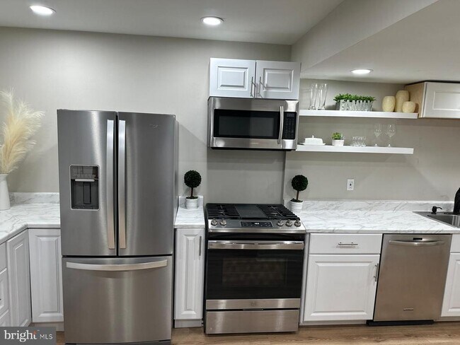 Building Photo - 6521 Gildar St