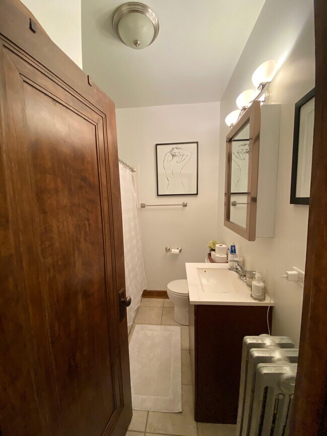 Building Photo - 1427 N Artesian Ave