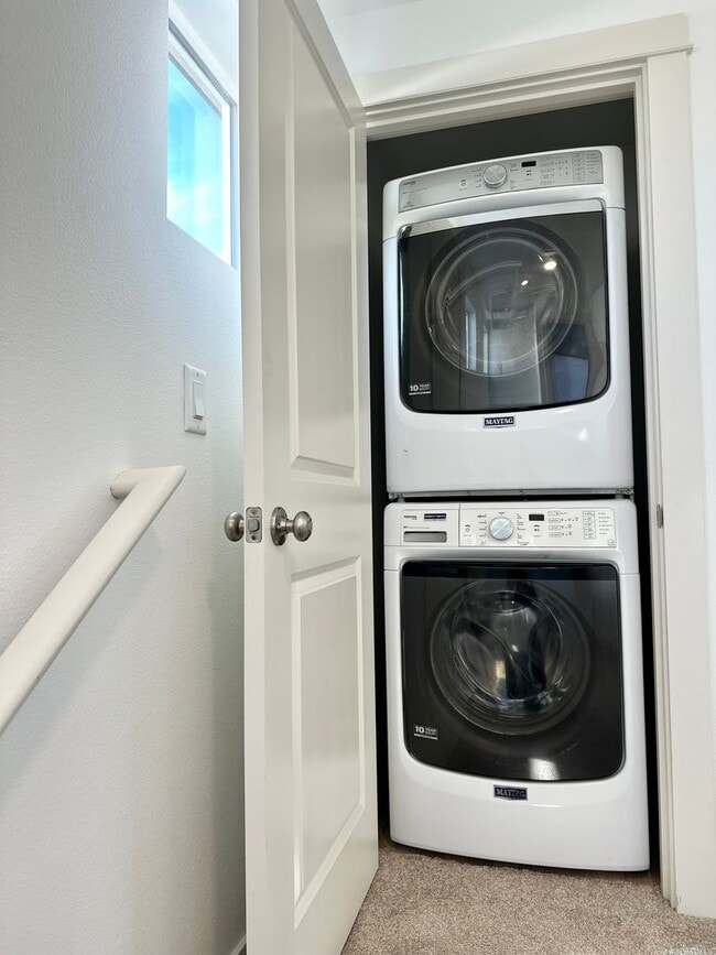 Building Photo - Bright & Modern in NW Redmond