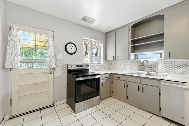 Building Photo - 3 Bedroom / 2 Bathroom Home With Large Bac...