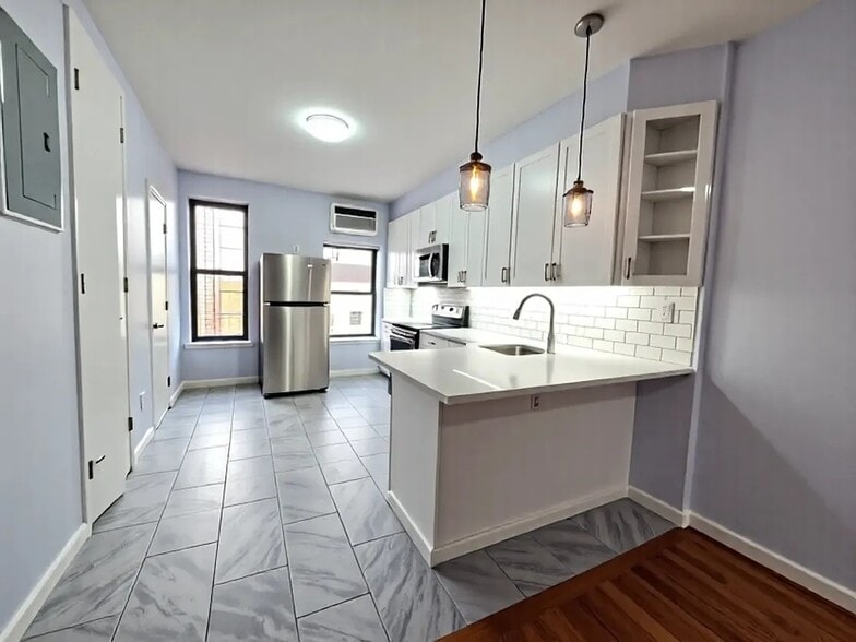 Building Photo - 413 Monroe St