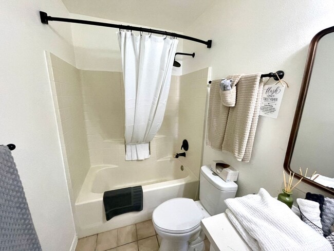 Building Photo - Luxurious Fully Furnished 3 Bedroom Home with Garage!