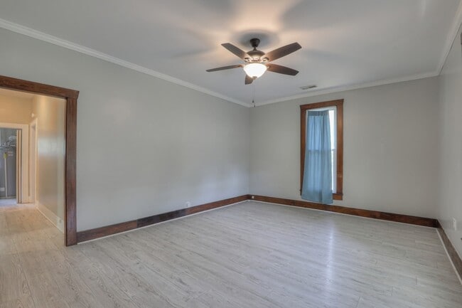 Building Photo - 308 Elm Ave