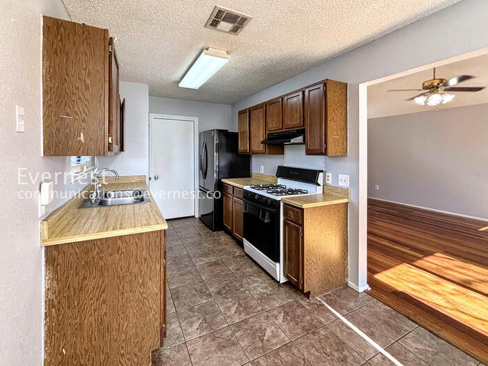 Building Photo - 915 Pyegrave Pl