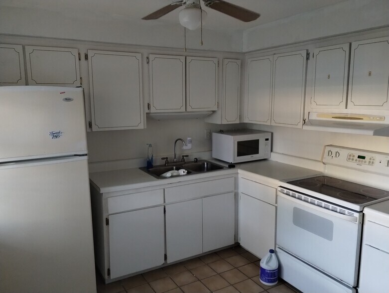 Building Photo - 617 Spencer Ave