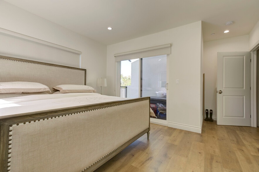 Building Photo - 5206 Goodland Ave