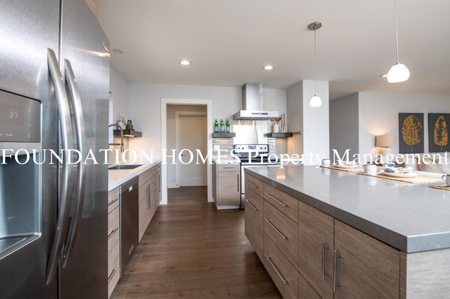 Building Photo - Top Floor 2BD/2BA Waterfront Luxury in Greenwood Cove!  Pool!  Parking!  FOUNDATION