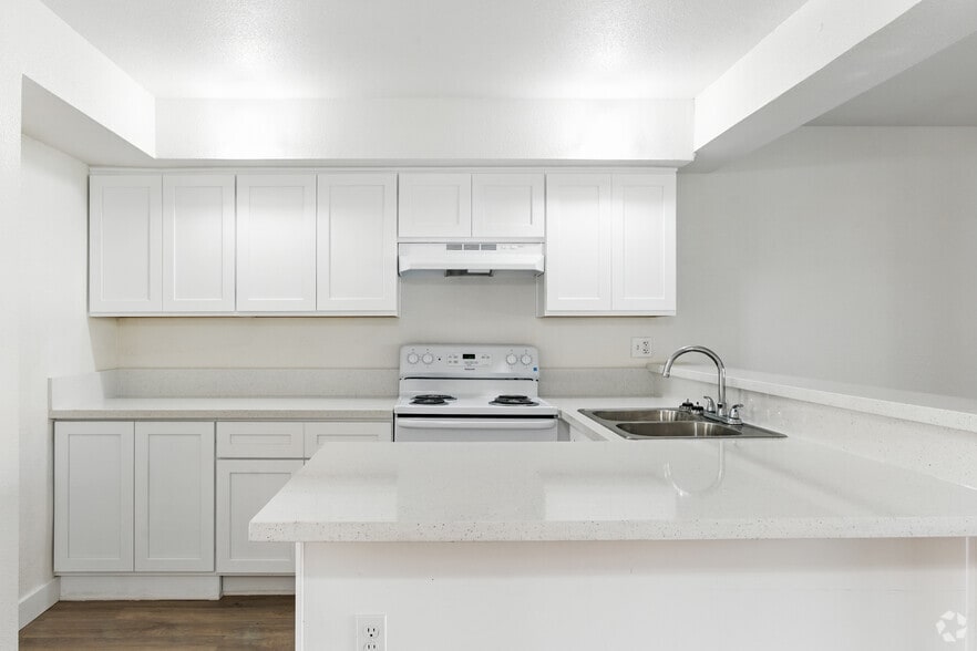 1BR, 1BA - 790SF - Kitchen - Mountain View