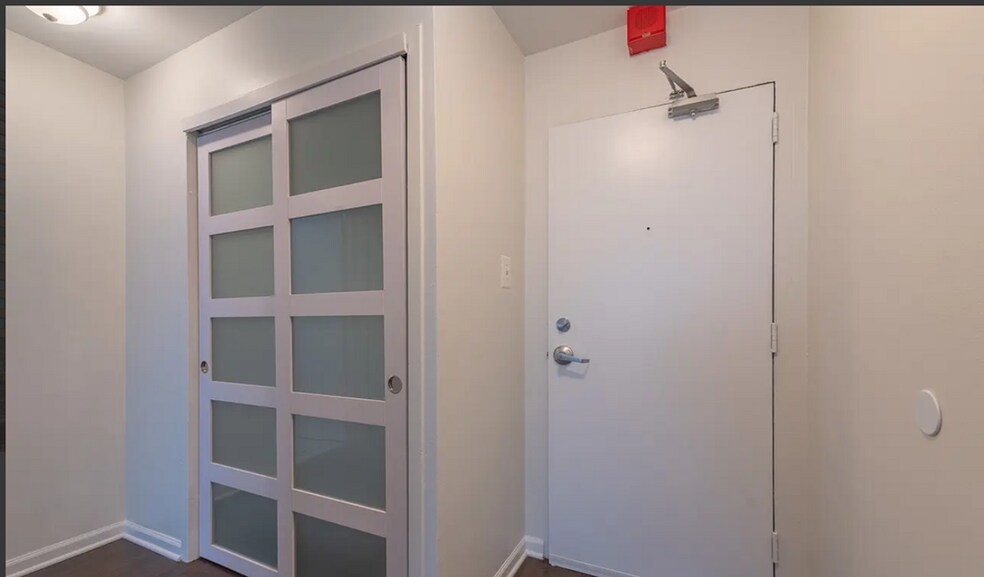 Building Photo - 6030 N Sheridan Rd