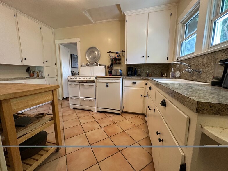 Building Photo - 4933 Aldama St