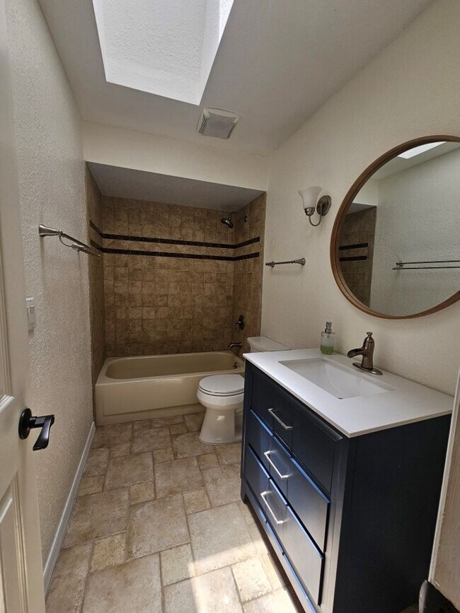 Building Photo - Beautiful 3/2 Pool Home