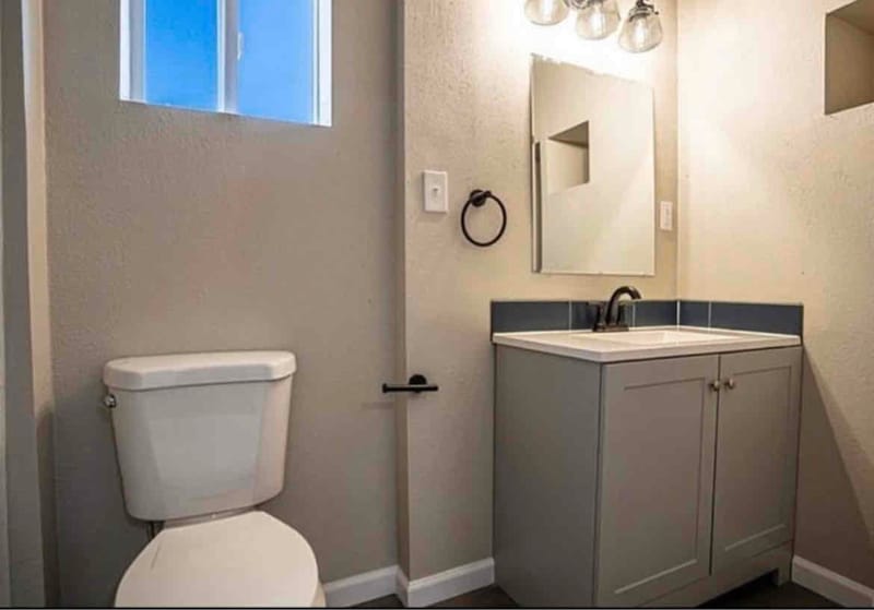 Building Photo - 1901 E 9th St