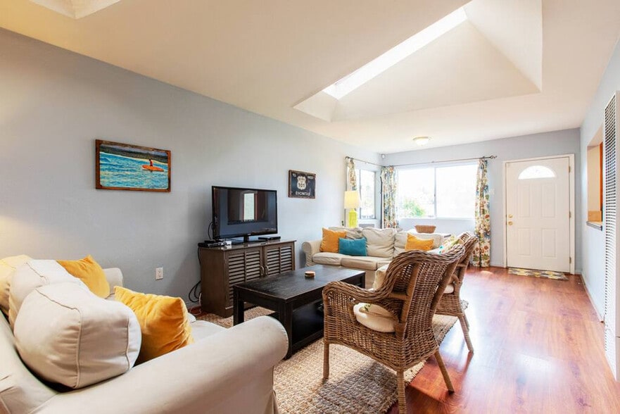 Primary Photo - 549 San Dieguito Dr