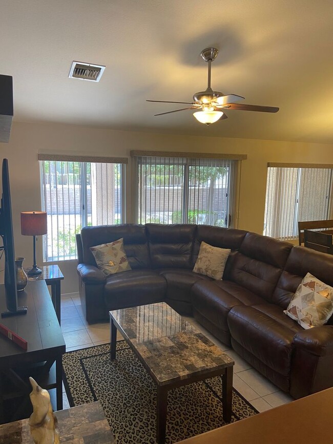 Building Photo - Sun City - Short Term Rental - Fully Furnished