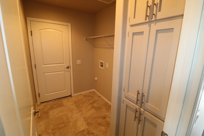 Building Photo - NO STAIRING! Single-Story Living!