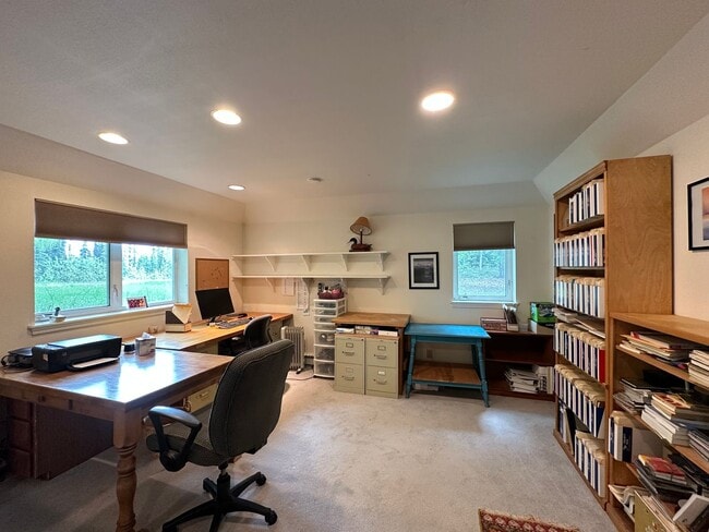 Building Photo - Fully Furnished 3BD/3BA Home with Solar Power