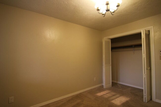 Building Photo - Pet Friendly Condominium Close To Intersta...