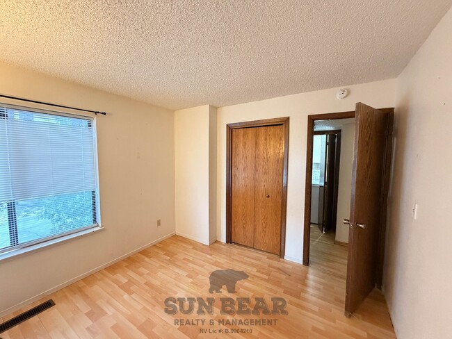 Building Photo - 3 Bedroom, 2.5 bath condo - Central Incline!  Being Painted!