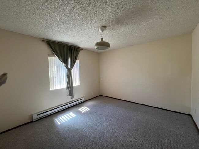 Building Photo - Lower Unit in Prime Bremerton Location wit...