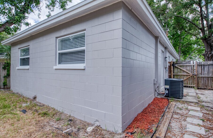 Building Photo - 5501 Kelly Dr N