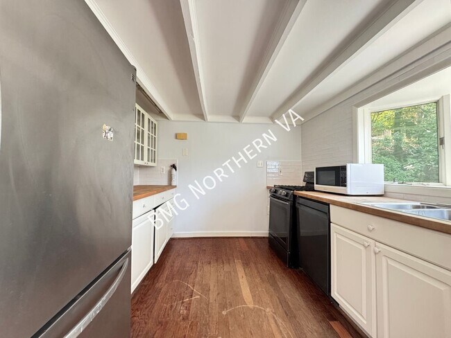 Building Photo - 8221 Barron St