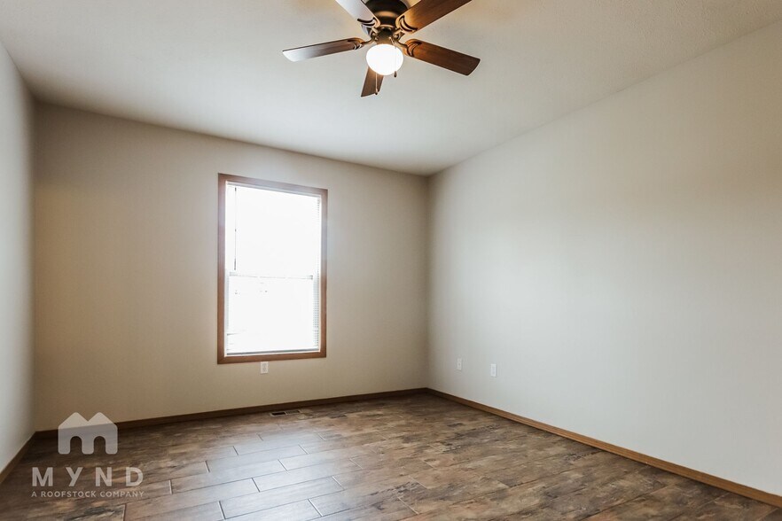 Building Photo - 418 N Century Ave