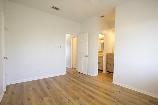 Building Photo - 3840 Far W Blvd