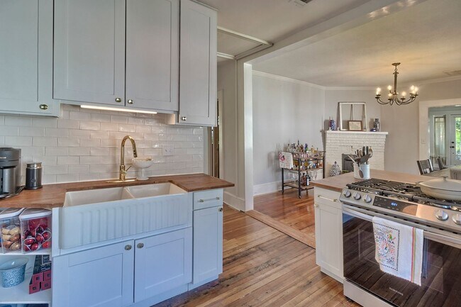 Building Photo - Adorable Bungalow in Highly Sought-After C...