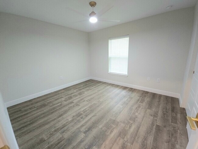 Building Photo - 9547 N Sandree Dr